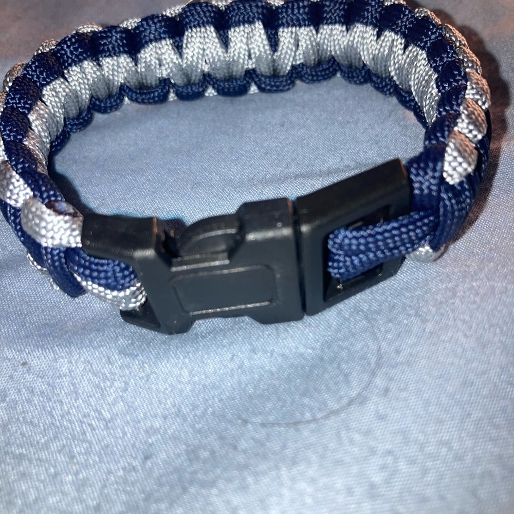 New York Yankees Navy and Silver Braided Paracord Bracelet - Picture 2 of 3